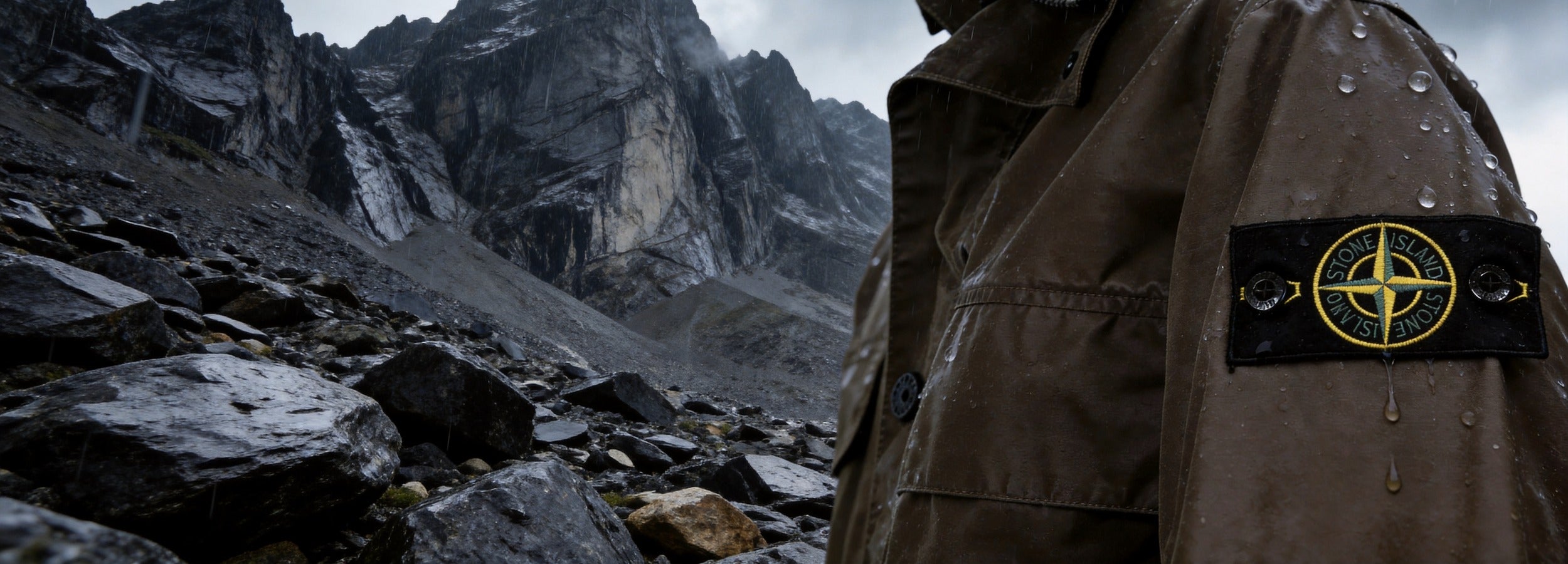 Stone Island Joggingbroeken bij Gentlemen Mode — authentieke kompasbadge in ruige alpine regen