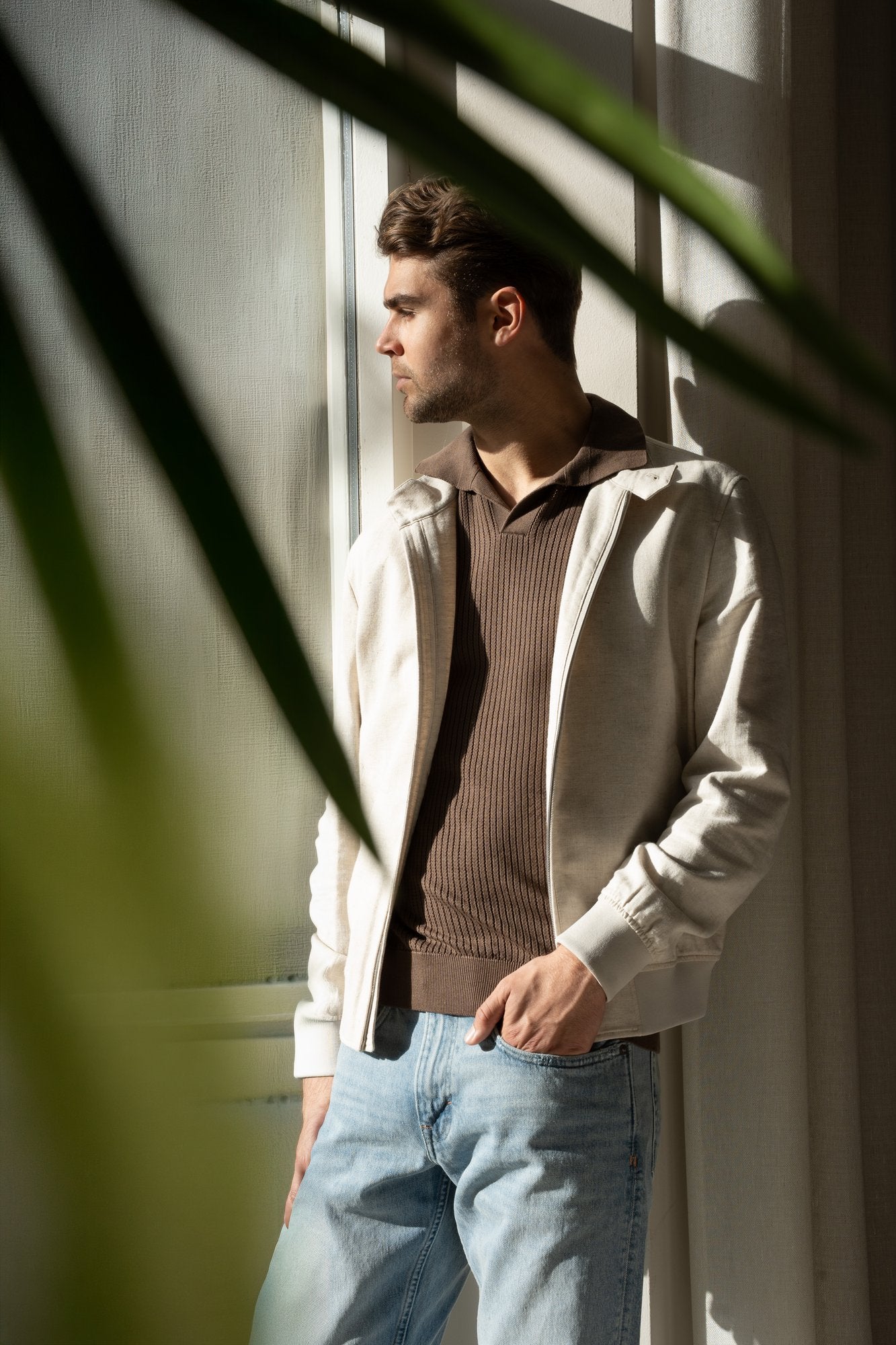 Crème Seven Dials half-zip trui over bruine ribbed polo