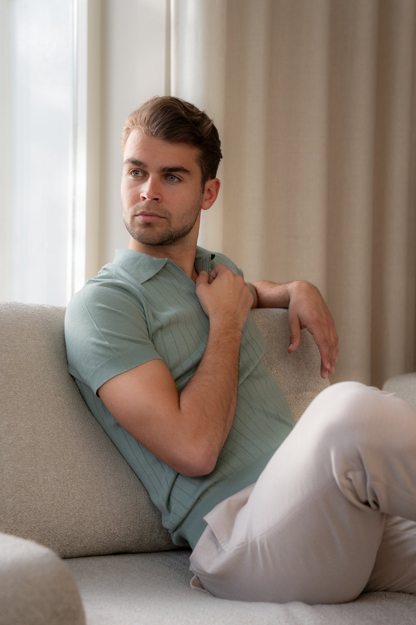 Lichtgroene Seven Dials gebreide polo met beige chino