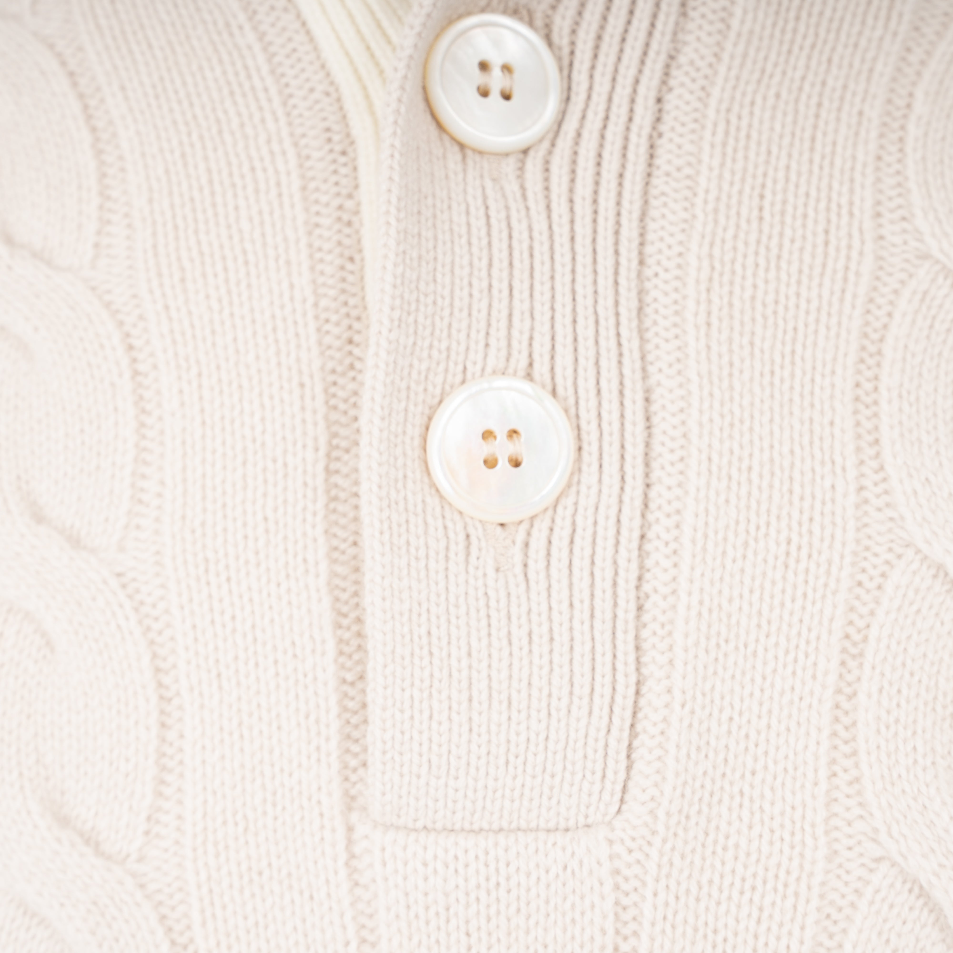 Gran Sasso Gebreide Kabeltrui met Knopenlijst Crème | Cashmere Lana
