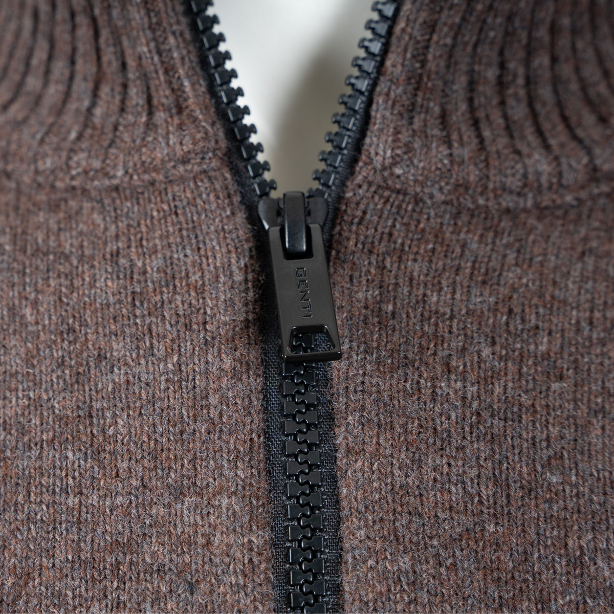 Genti Gebreide Trui met Rits Bruin | RWS Wool