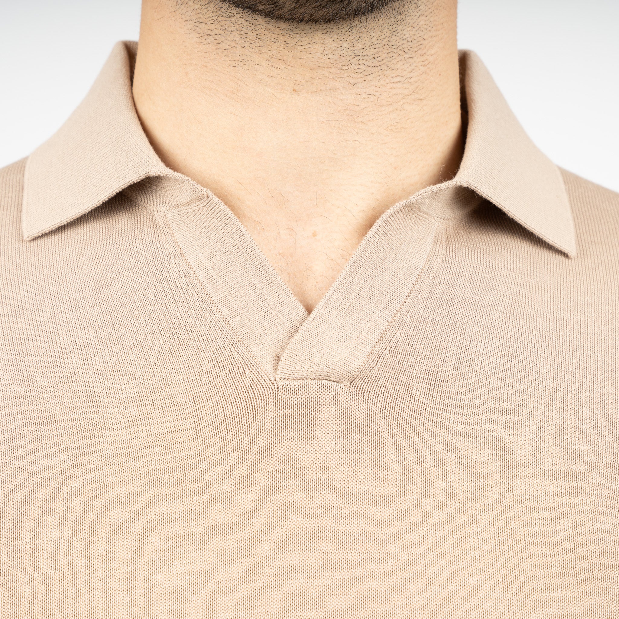 SEVEN DIALS Gebreide Buttonless Polo Zand | Dyche