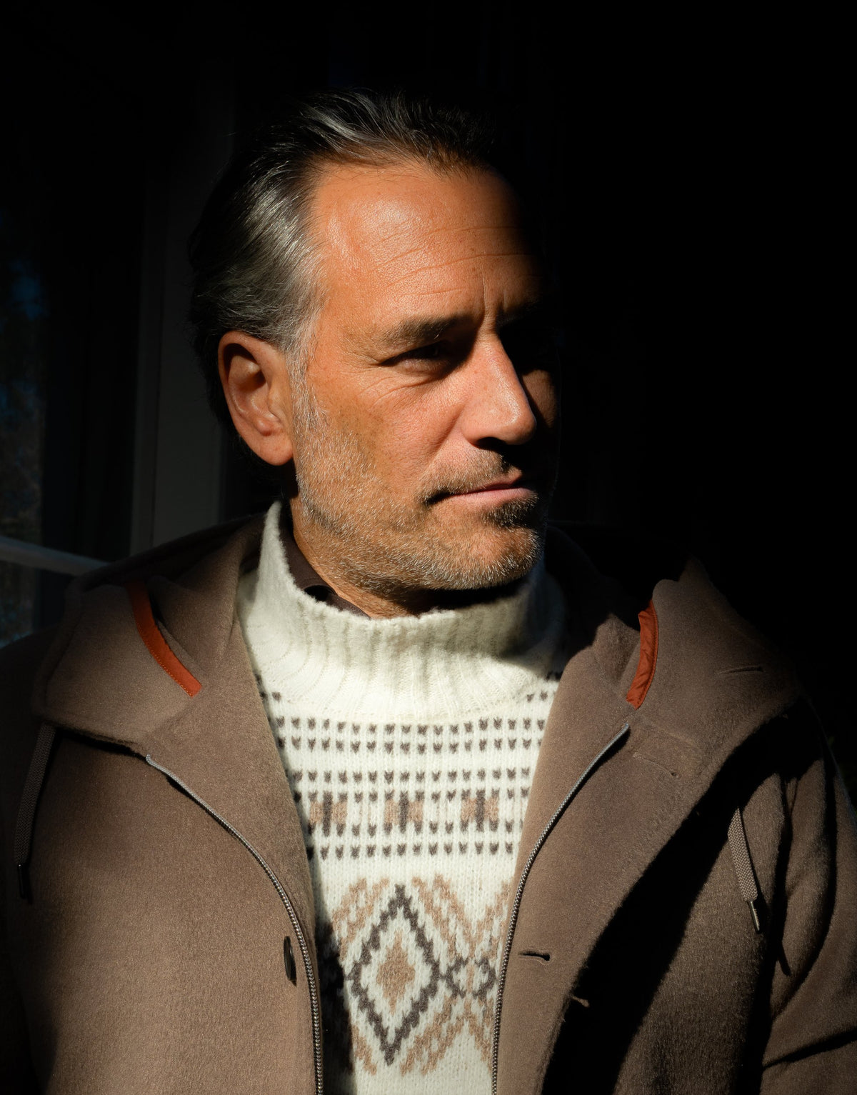 Look HW26/27 – Bruine parka met crème gebreide trui met patroon | Gentlemen Mode