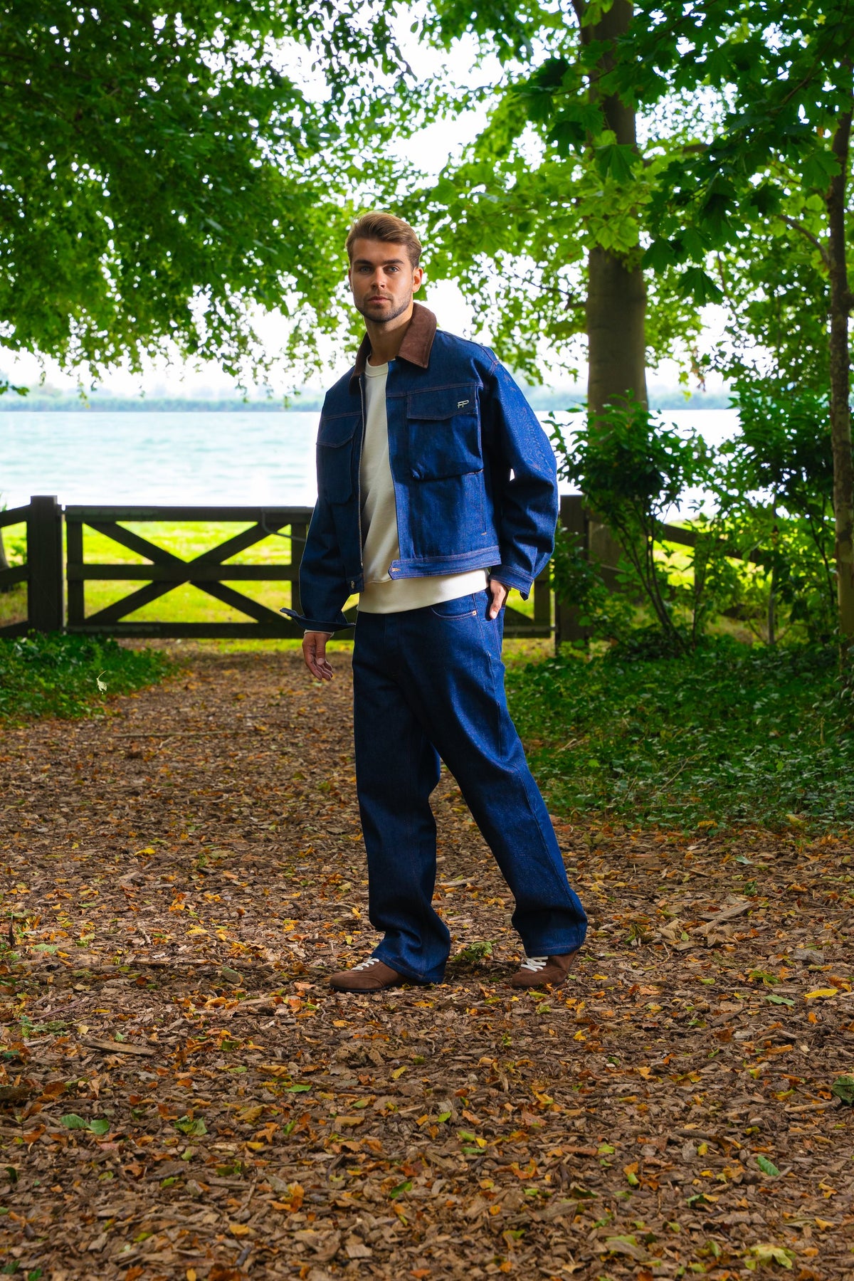 Look HW26/27 – Blauw denim jack met corduroy kraag en wit T-shirt | Gentlemen Mode