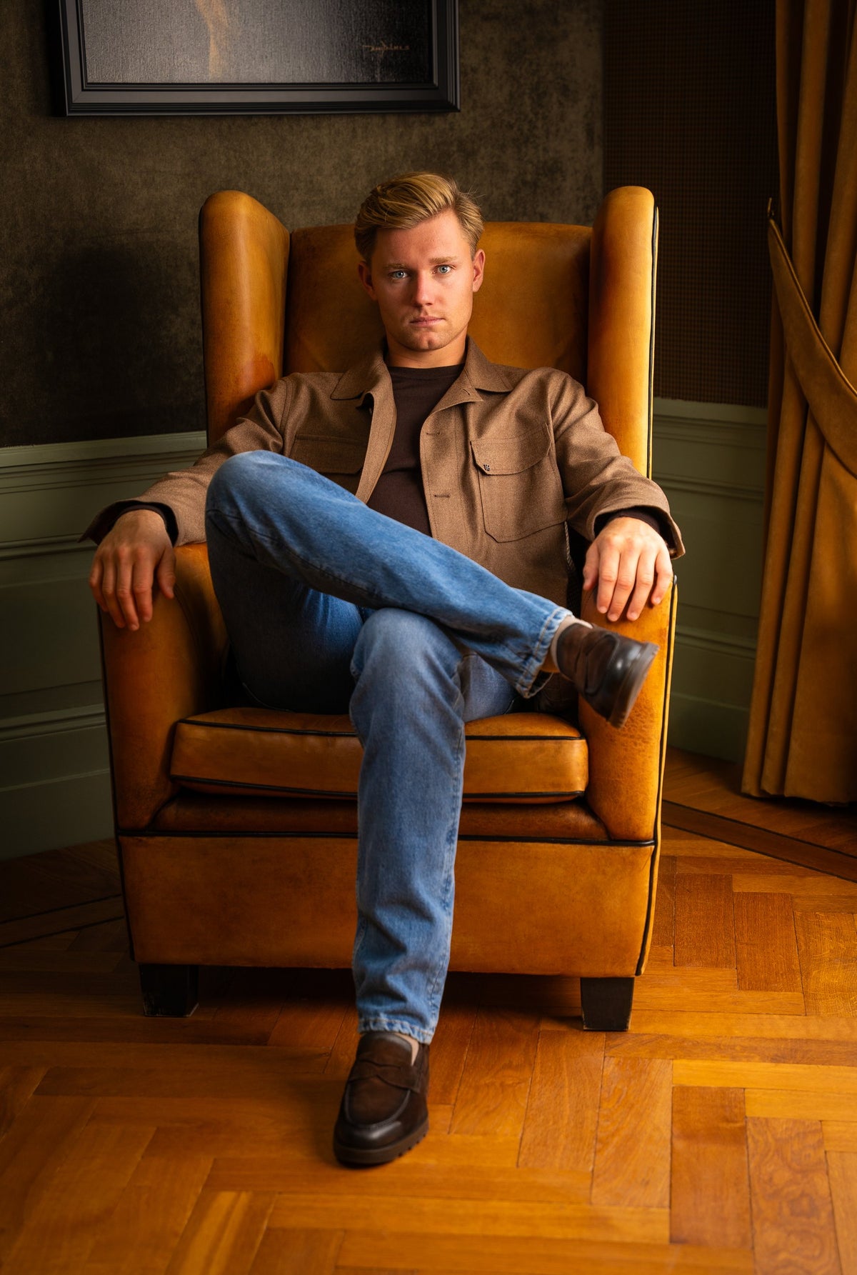 Look HW26/27 – Taupe overshirt met navy trui en jeans in de fauteuil | Gentlemen Mode