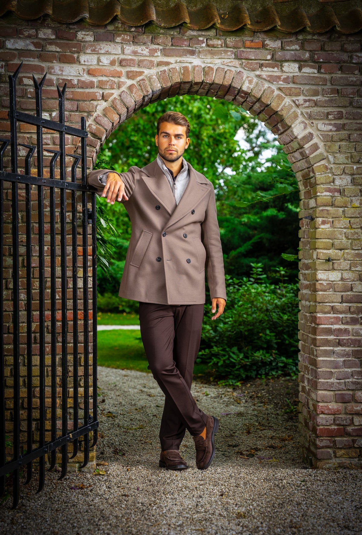 Look HW26/27 – Taupe double-breasted peacoat met grijze knit en bruine broek | Gentlemen Mode