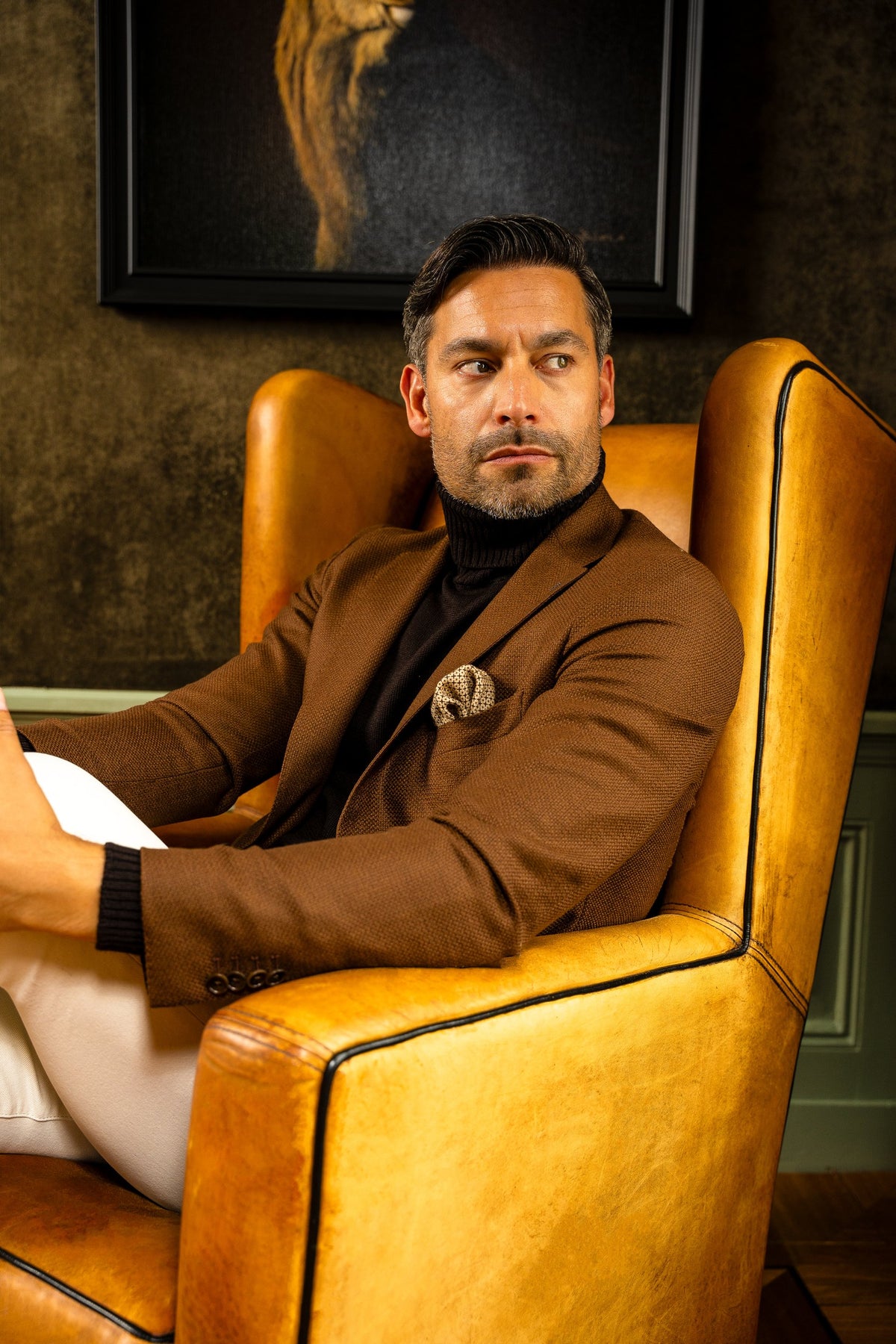 Look HW26/27 – Tabak-bruin colbert met zwarte coltrui en pochet | Gentlemen Mode
