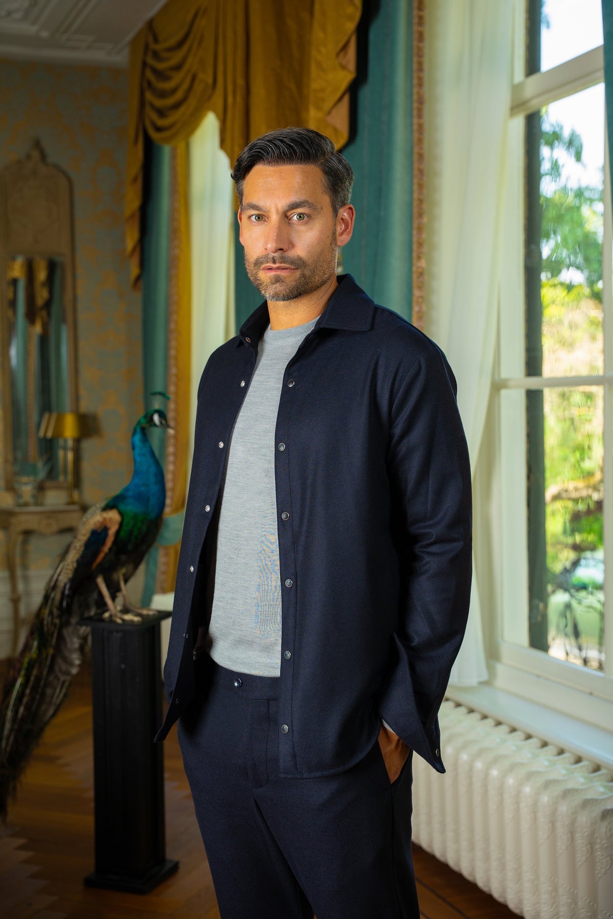Look HW26/27 – Navy overshirt met grijs T-shirt en navy broek | Gentlemen Mode