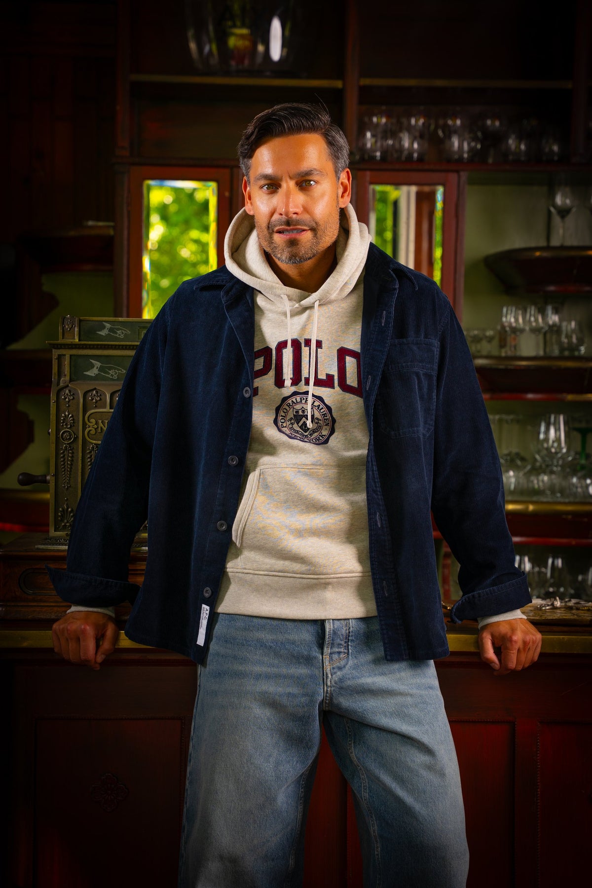 Look HW26/27 – Navy overshirt over crème Polo hoodie met jeans | Gentlemen Mode