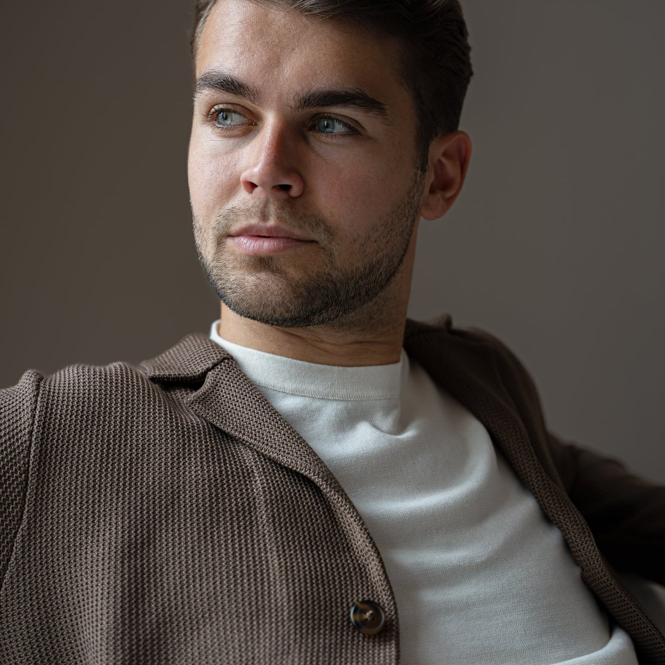 Wit Seven Dials T-shirt onder bruin gebreid vest