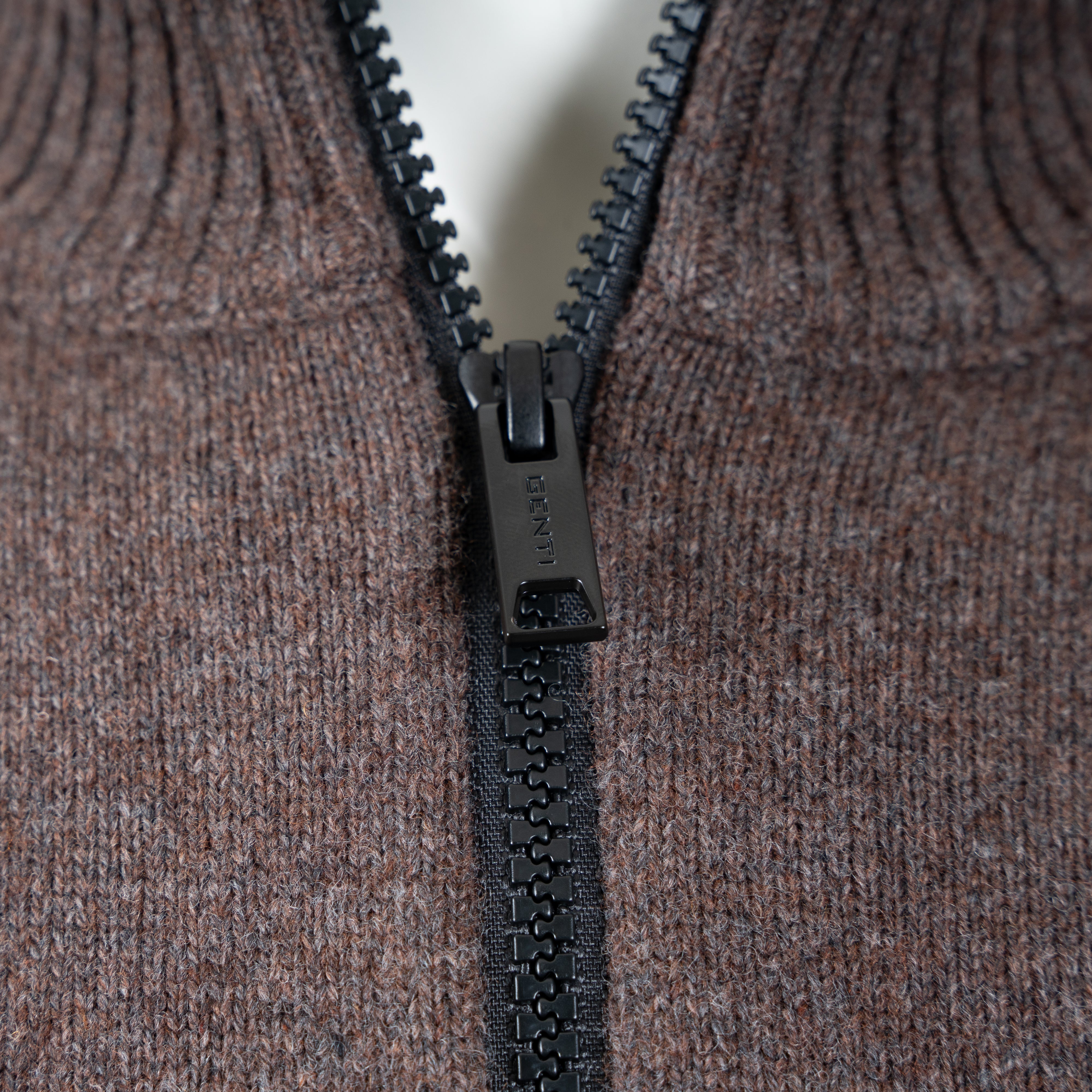 Genti Gebreide Trui met Rits Bruin | RWS Wool