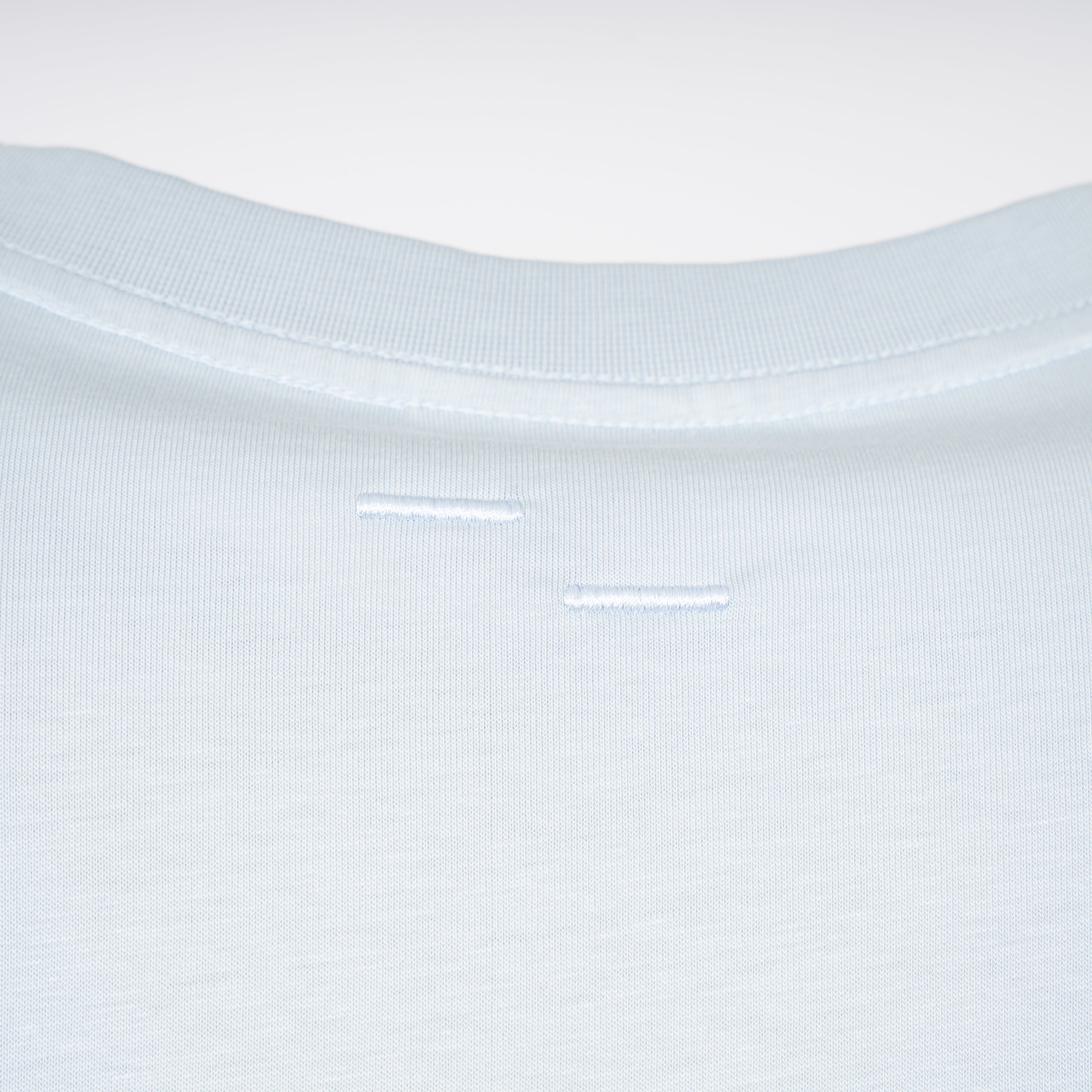 Filling Pieces T-Shirt Lichtblauw | Embroidered Knot