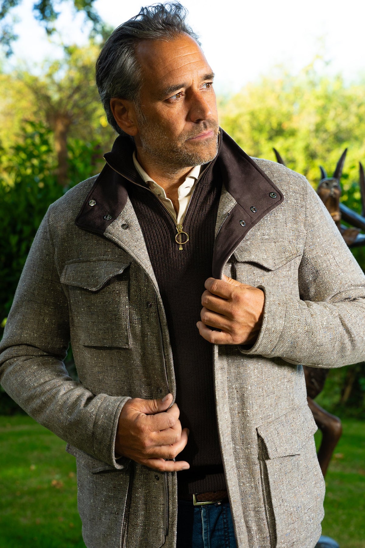 Look HW26/27 – Grijze visgraat field jacket met bordeaux knit | Gentlemen Mode