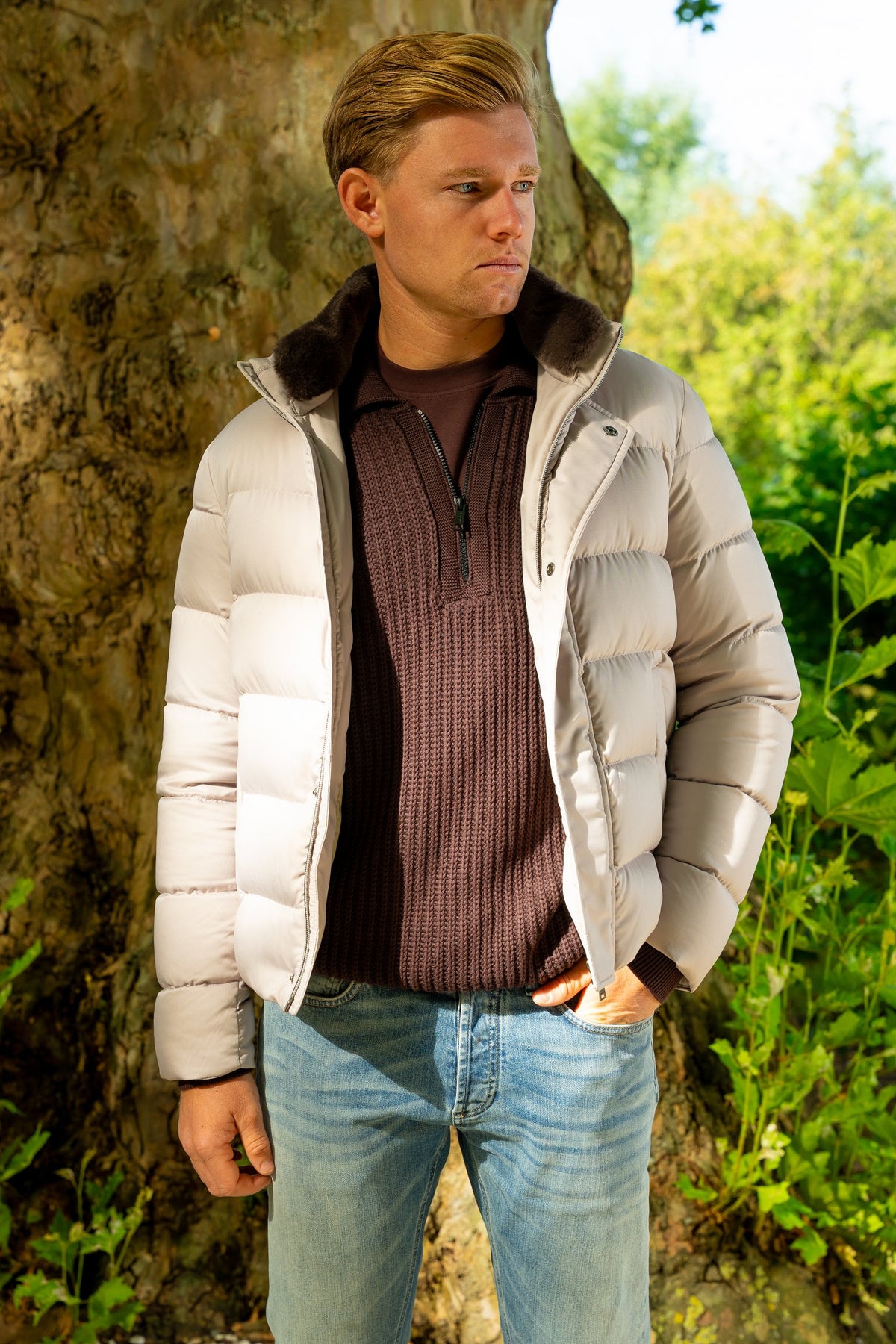 Look HW26/27 – Crème donsjack met bordeaux ribtrui en lichte jeans | Gentlemen Mode