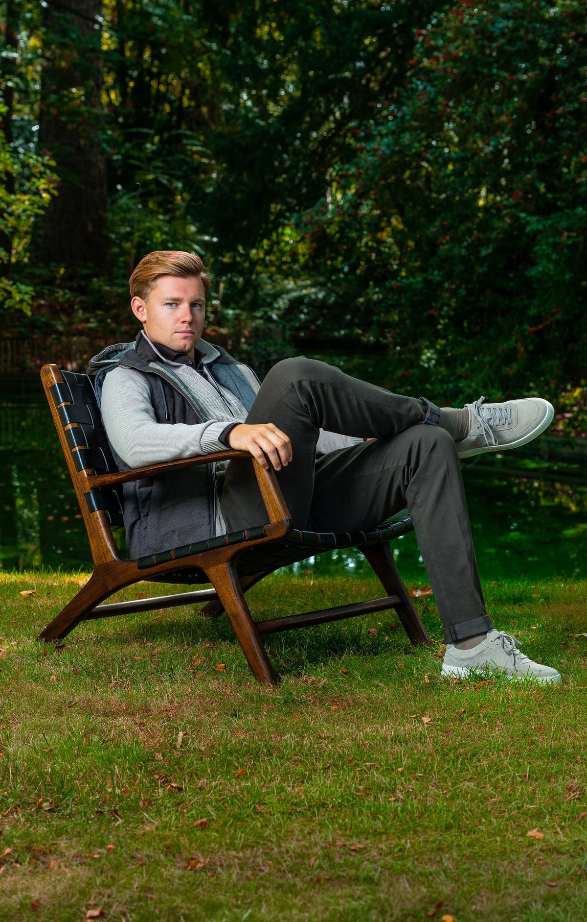 Look HW26/27 – Grijze bodywarmer met crème trui en donkere pantalon | Gentlemen Mode