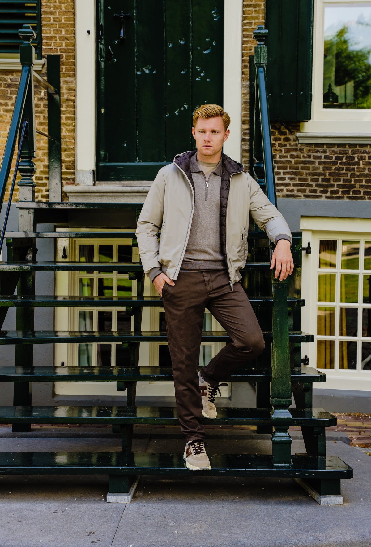 Look HW26/27 – Beige hoodie-jack met bruine broek op de trap | Gentlemen Mode