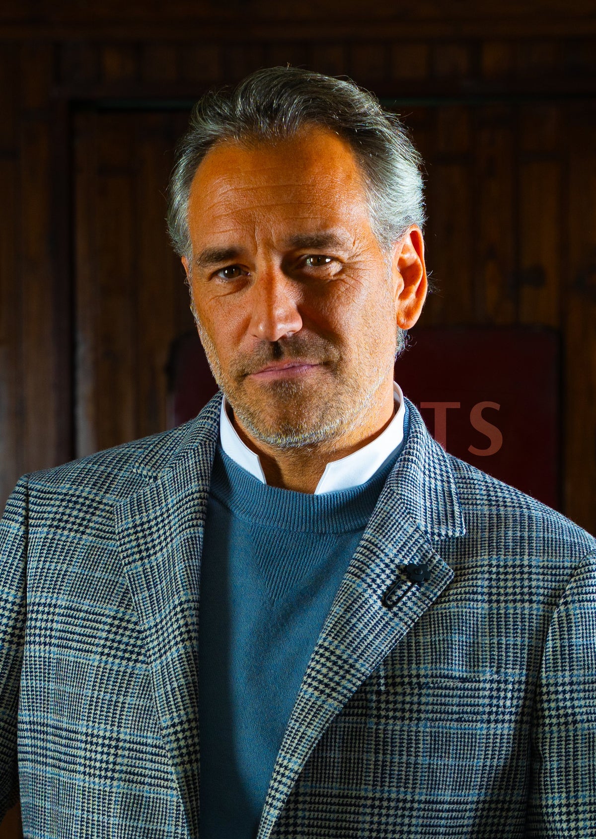 Look HW26/27 – Grijs geruit colbert met blauwe trui en wit overhemd | Gentlemen Mode