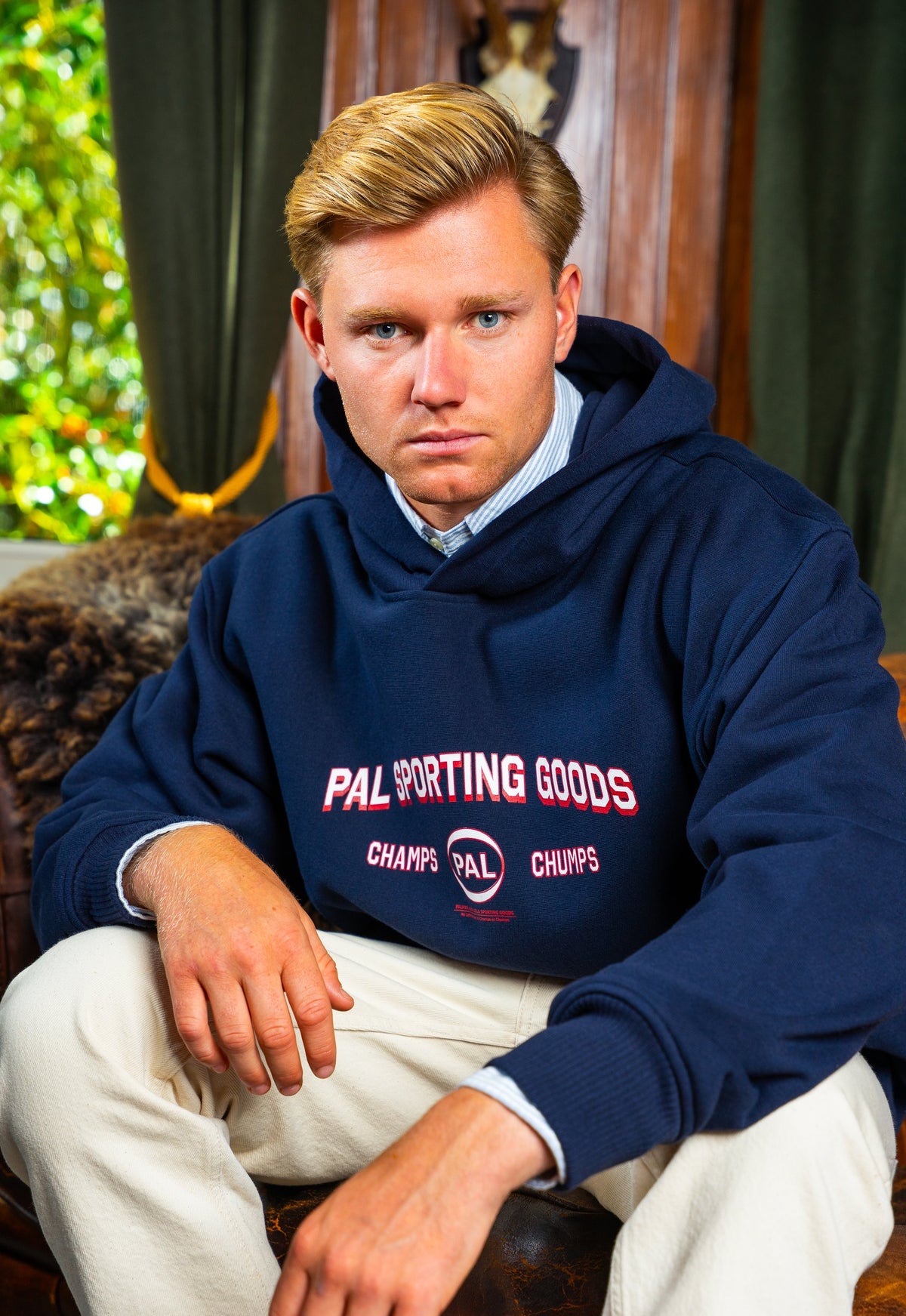 Look HW26/27 – Navy PAL Sporting Goods hoodie met crème broek | Gentlemen Mode