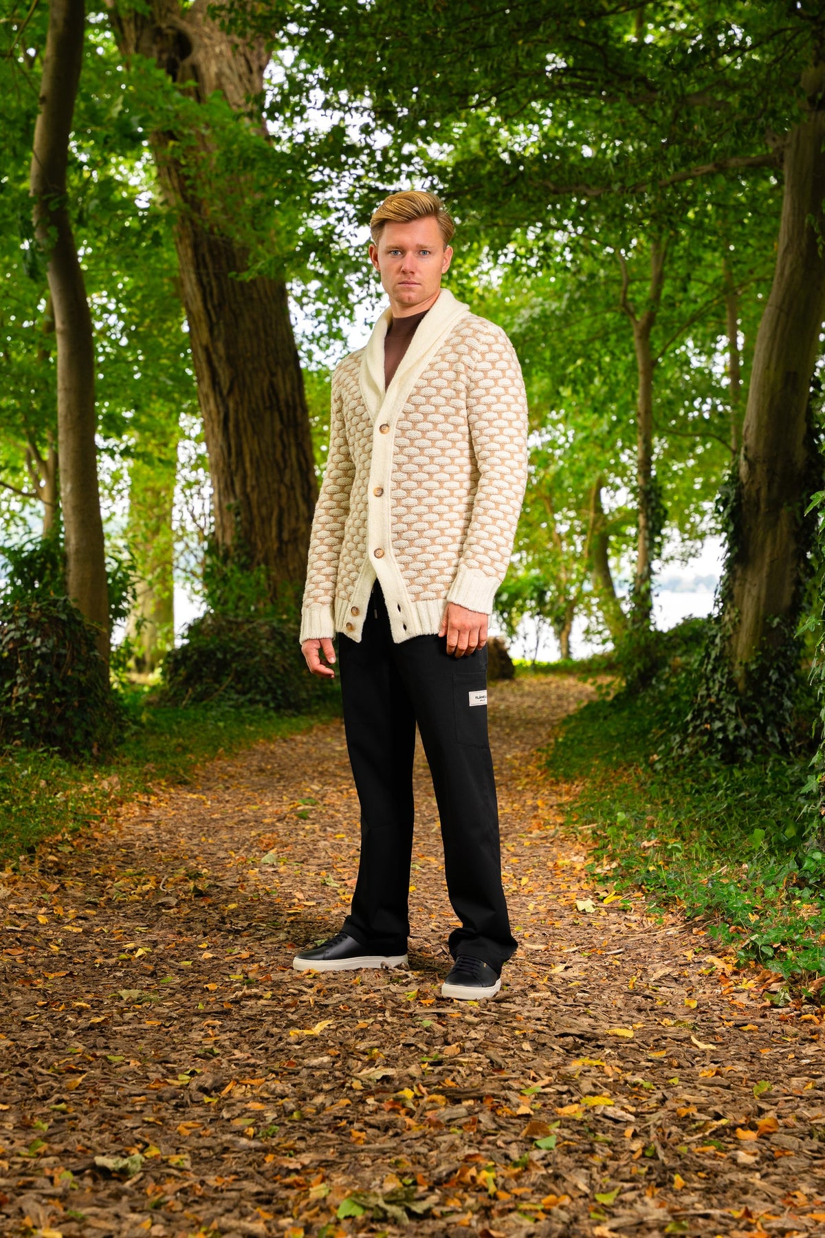 Look HW26/27 – Crème gebreid vest met sjaalkraag en bruine coltrui | Gentlemen Mode
