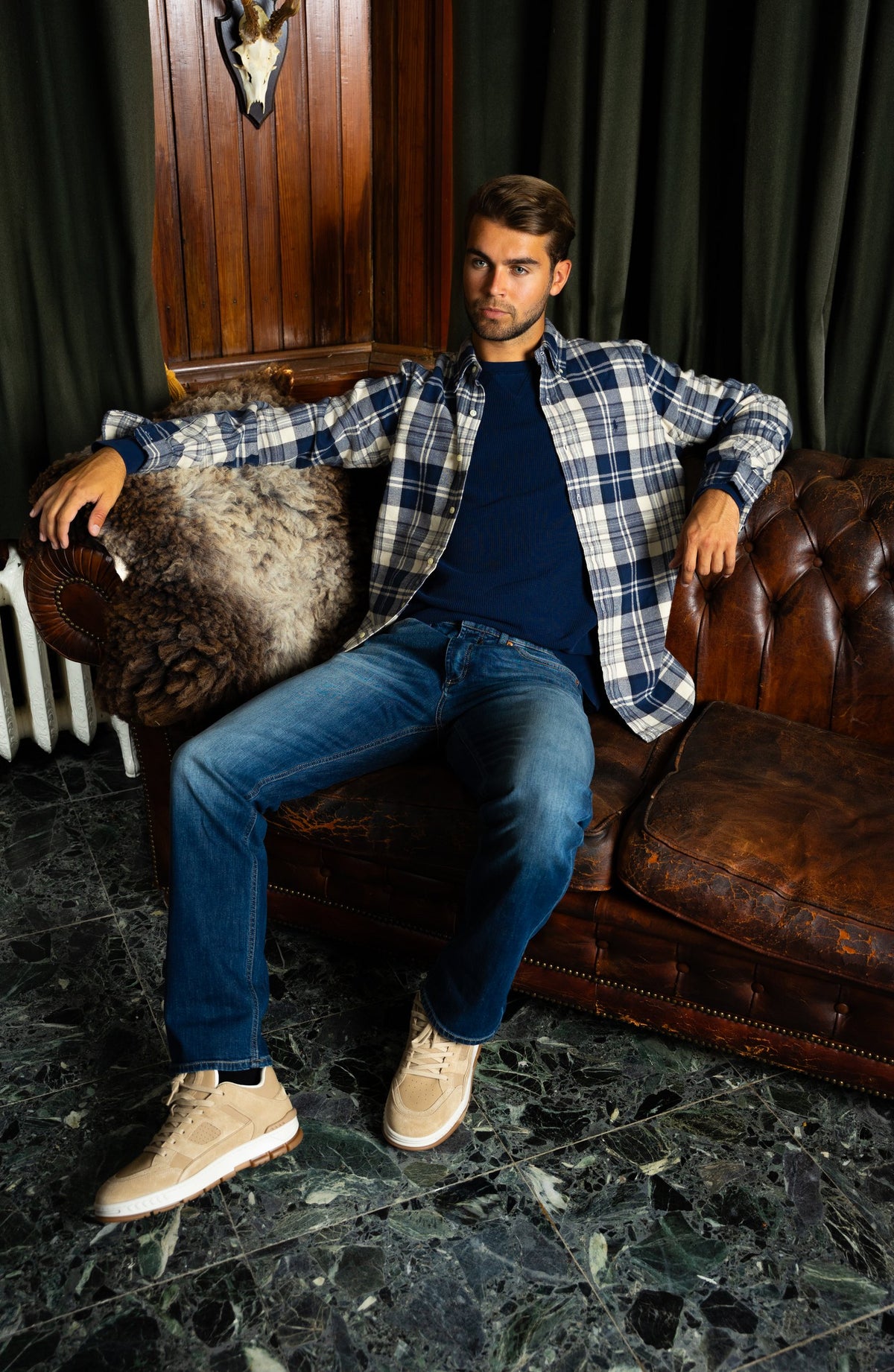 Look HW26/27 – Blauw geruit flanellen overshirt met navy trui en jeans | Gentlemen Mode