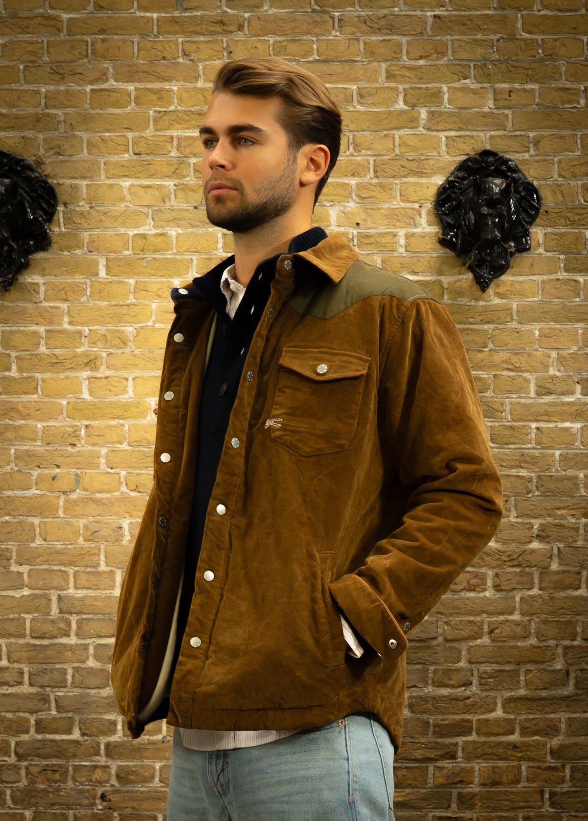 Look HW26/27 – Cognac suède western overshirt met navy polo en lichte jeans | Gentlemen Mode