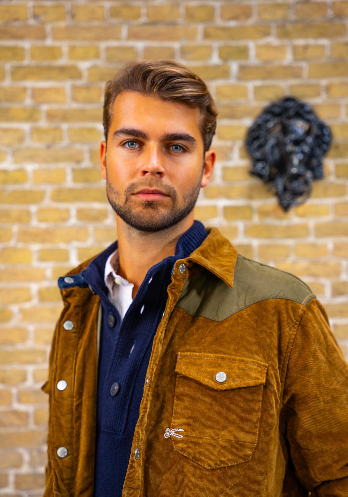 Look HW26/27 – Cognac suède western overshirt met navy polo en lichte jeans | Gentlemen Mode