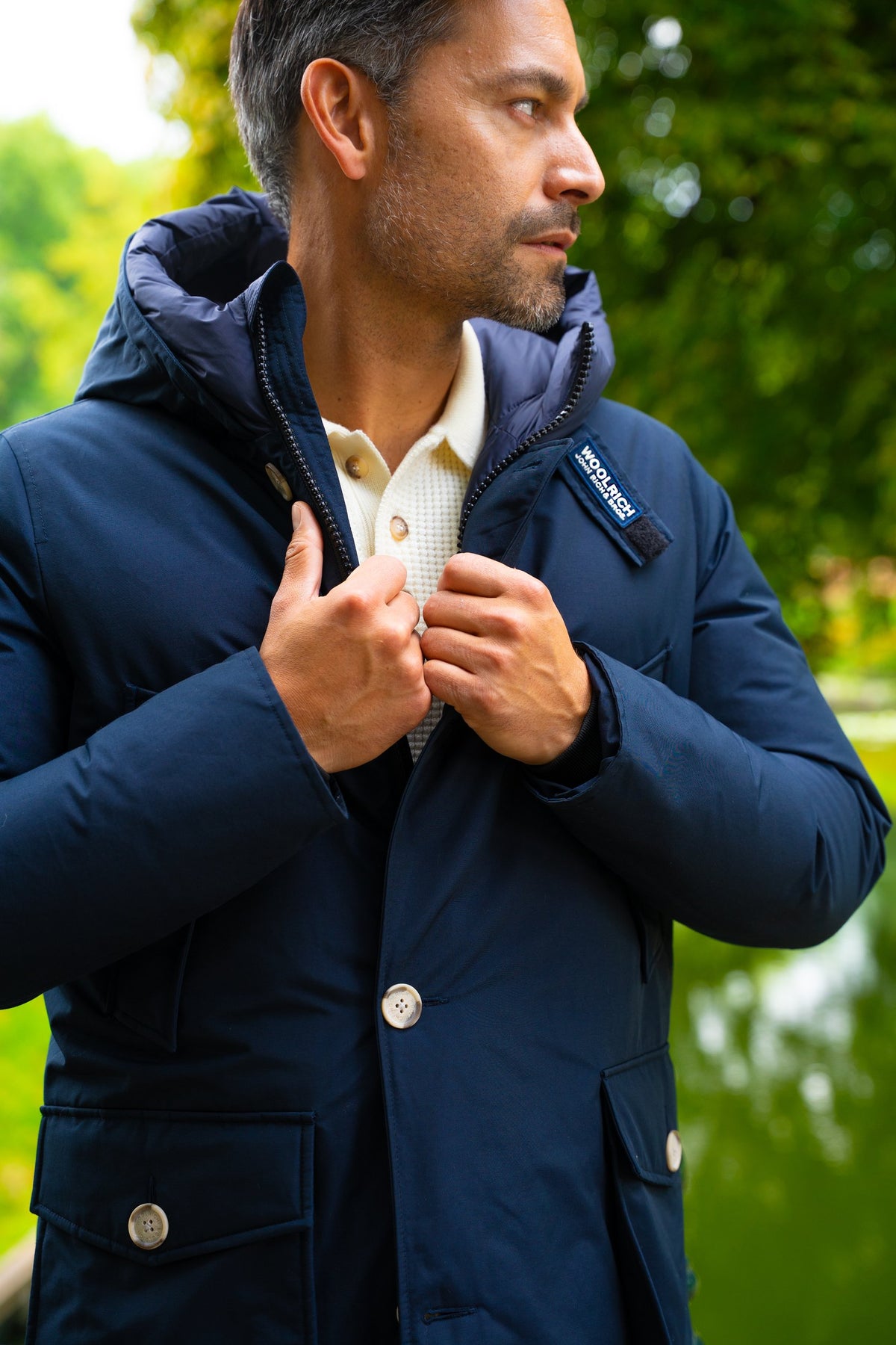 Look HW26/27 – Navy parka met capuchon en crème gebreide polo | Gentlemen Mode