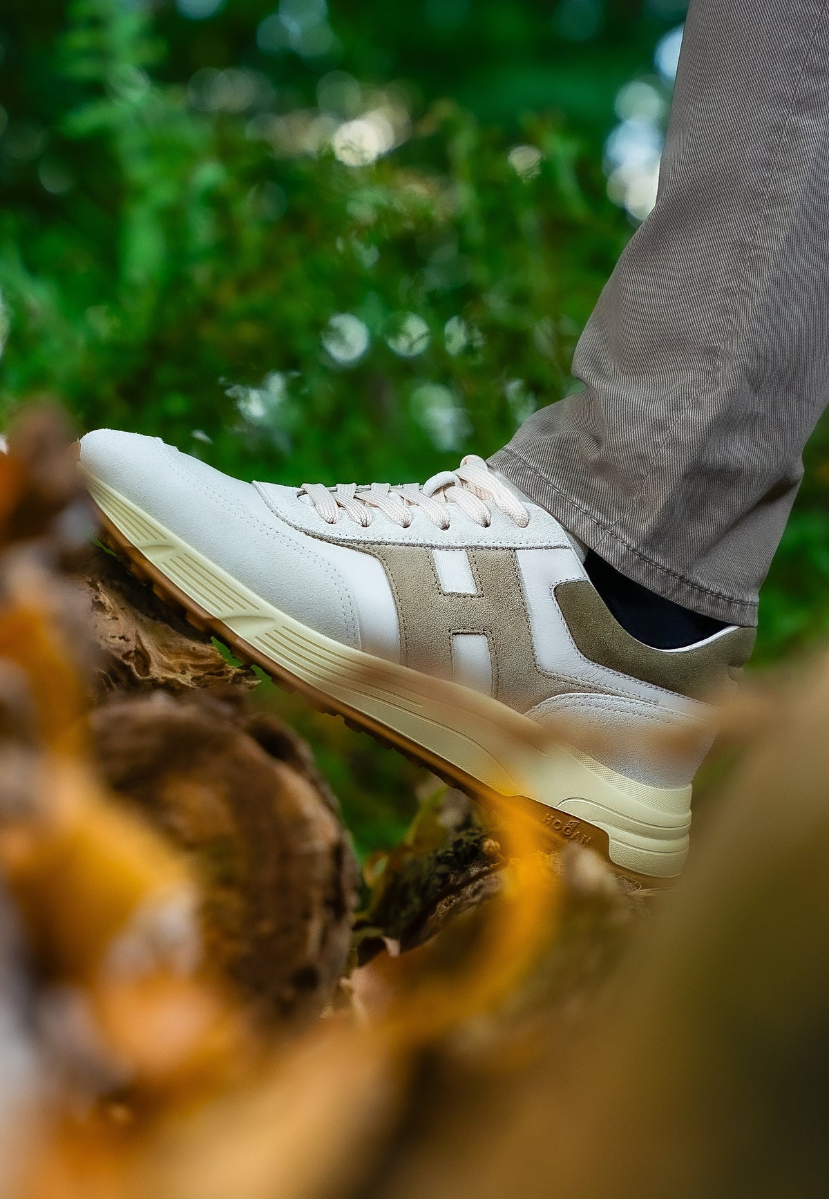 Look HW26/27 – Olijfgroen gewatteerd jack met blauw overhemd en witte Hogan sneakers | Gentlemen Mode