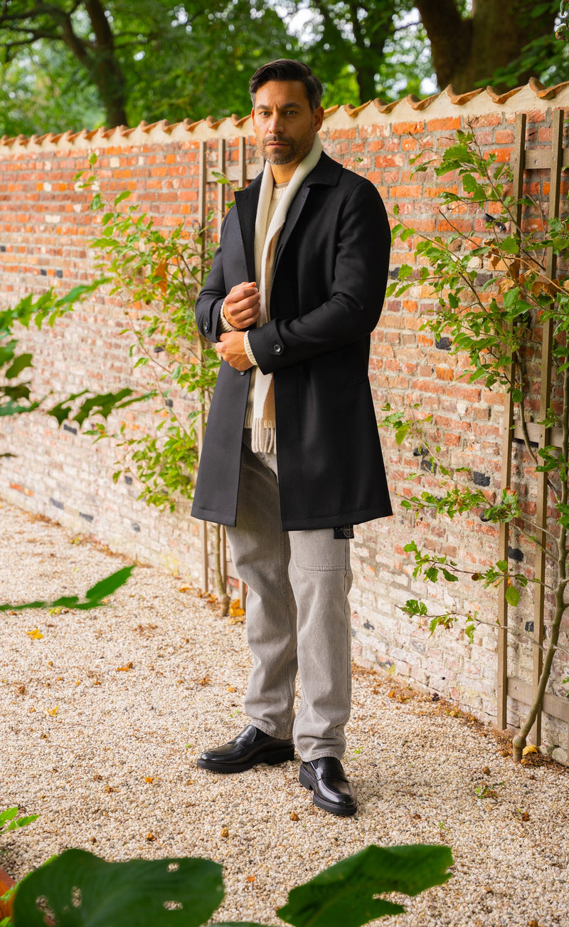 Outfit 32 – Crème A.P.C. trui met zwarte Tagliatore mantel en Stone Island chino