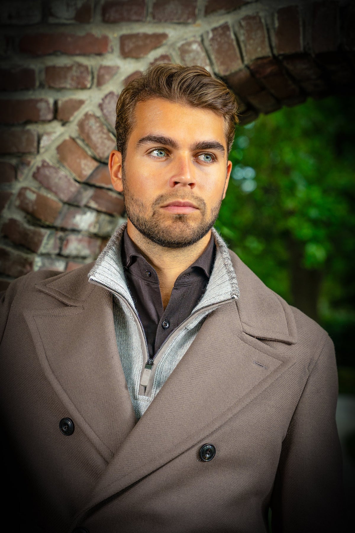 Look HW26/27 – Taupe double-breasted peacoat met grijze knit en bruine broek | Gentlemen Mode