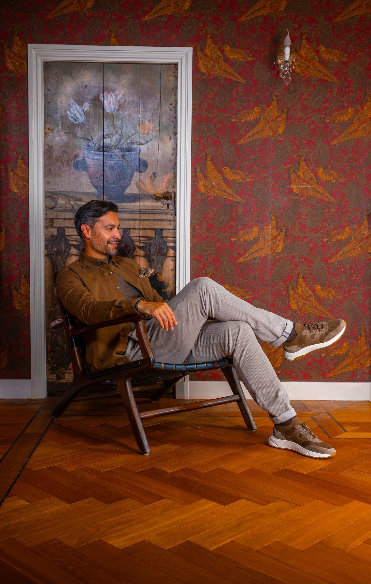 Look HW26/27 – Bruin suède overshirt-jack met grijze broek en sneakers | Gentlemen Mode