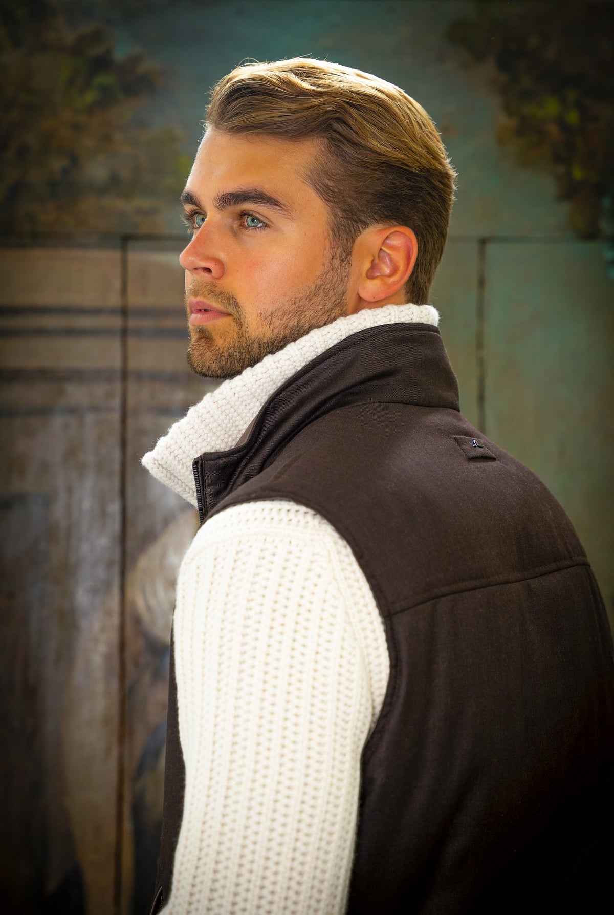 Look HW26/27 – Donkerbruine bodywarmer met crème ribgebreide coltrui | Gentlemen Mode