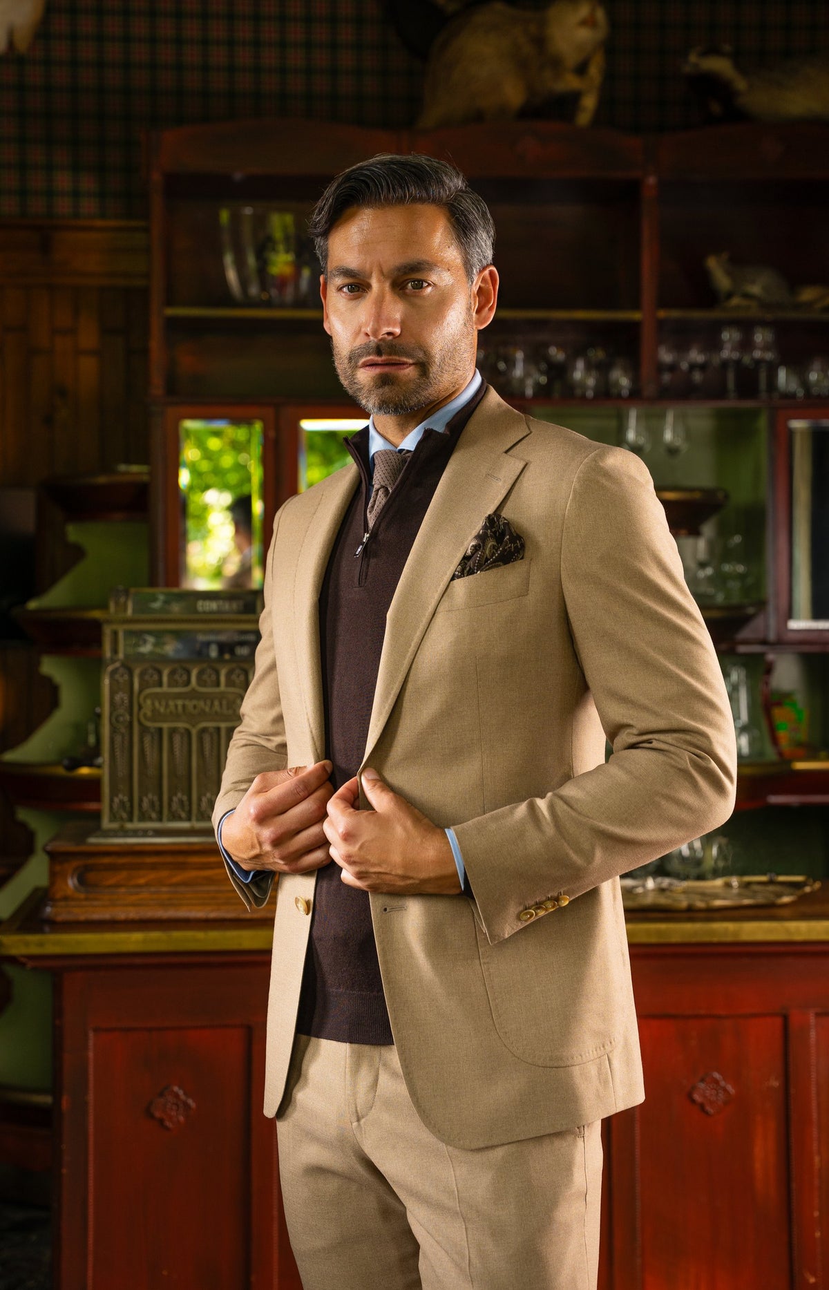 Look HW26/27 – Camel pak met bruine trui en stropdas | Gentlemen Mode