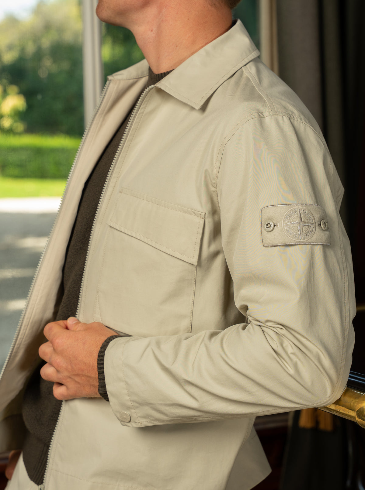Outfit 09 – Beige Stone Island Ghost overshirt met grijze Stone Island trui en Hogan sneakers