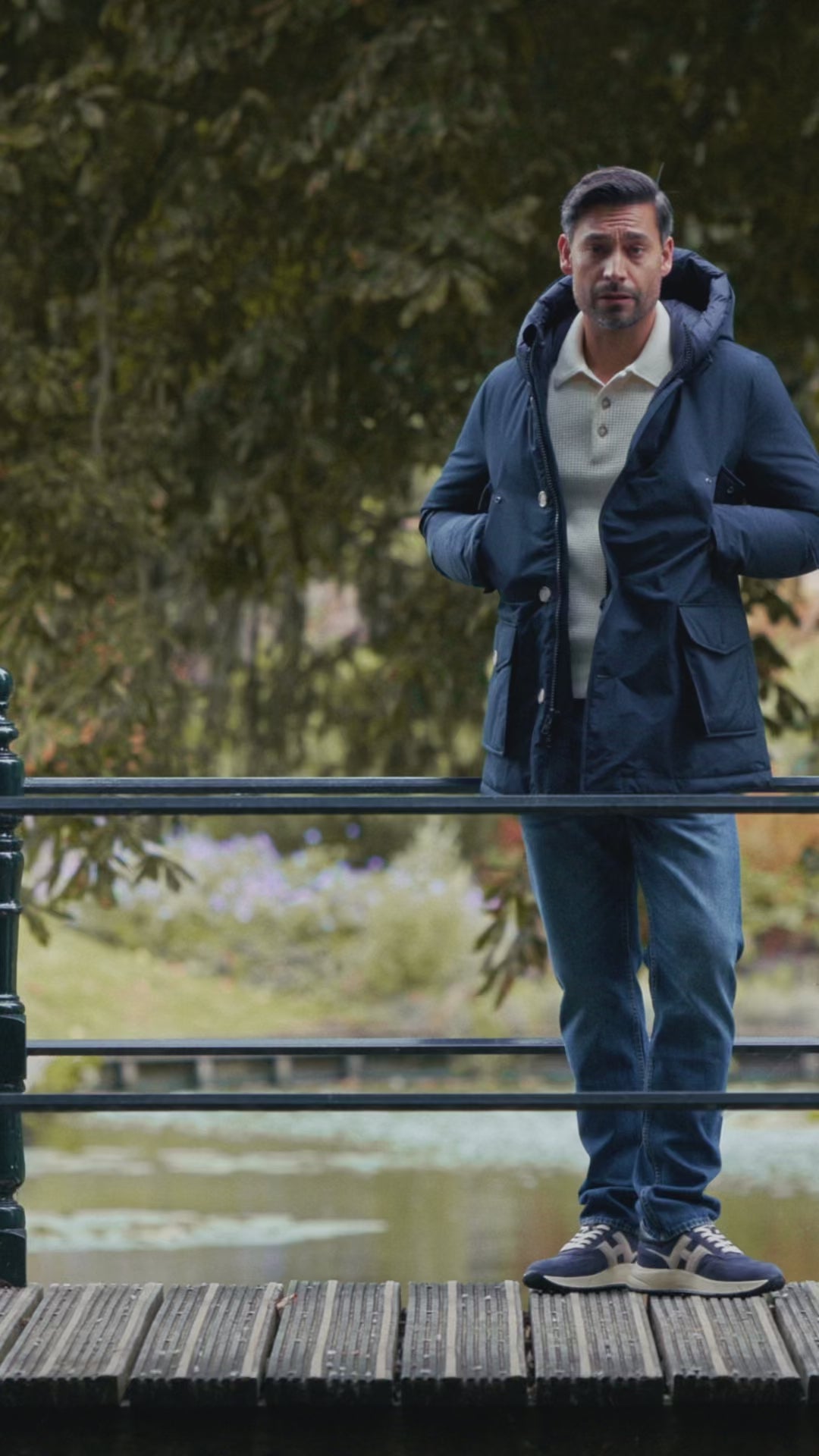 Outfit 28 – Navy Woolrich Arctic Parka met crème Gran Sasso polotrui en Hogan sneakers – video