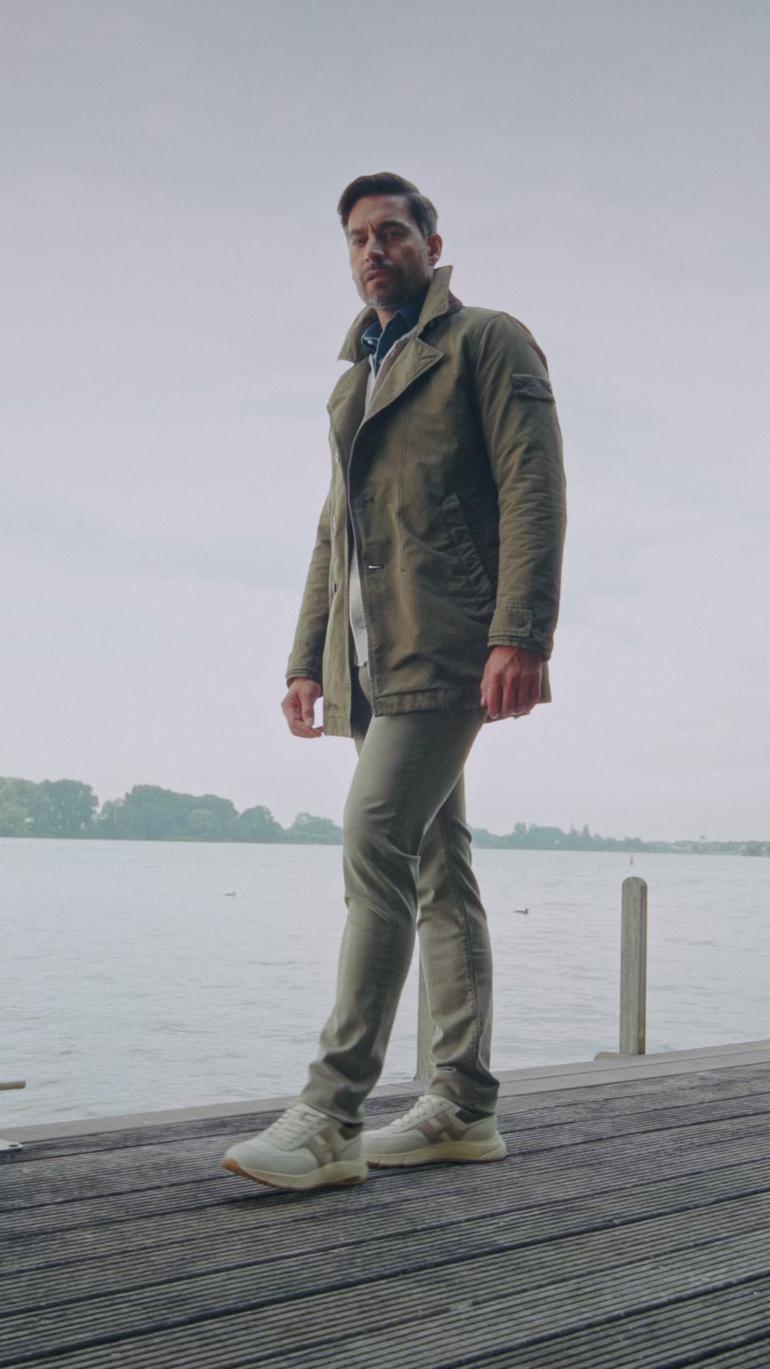 Outfit 30 – Groene Stone Island Ghost trenchcoat met Gran Sasso vest en Hogan sneakers – video