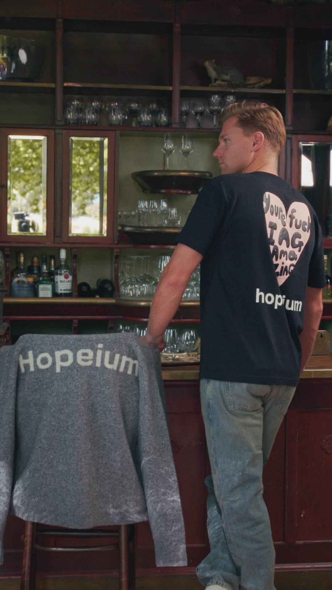 Outfit 46 – Hopeium outfit met Grijze Cardigan en Zwart T-Shirt – video