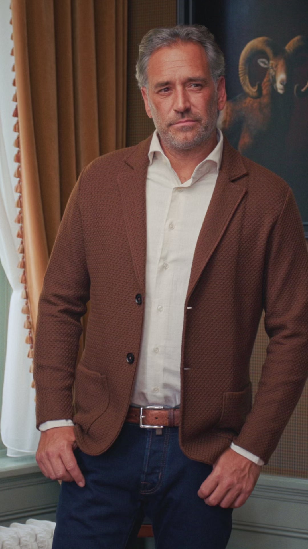 Outfit 11 – Camel Maurizio Baldassari gebreid colbert met Xacus overhemd en Jacob Cohën jeans – video