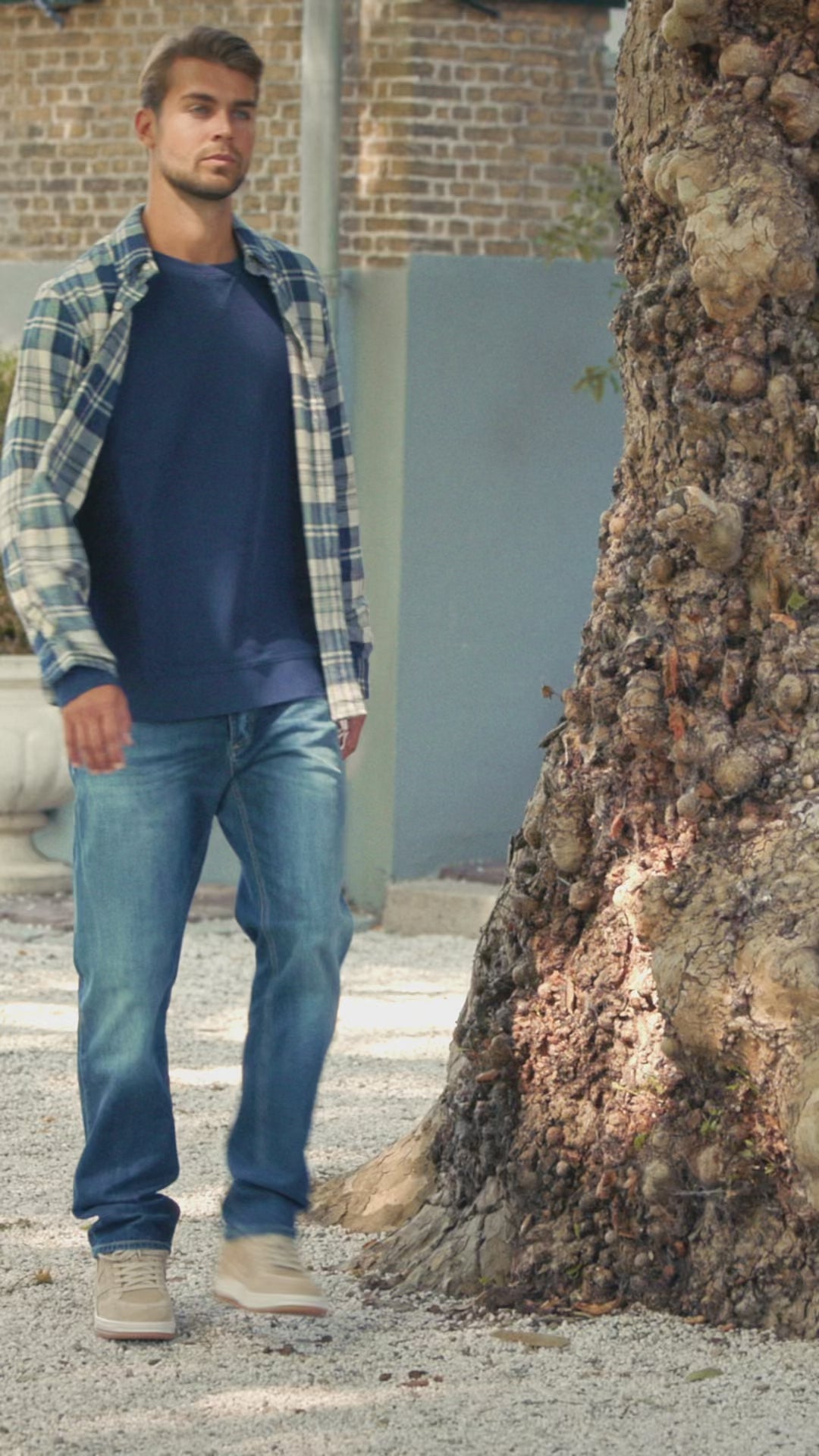 Outfit 19 – Geruit Ralph Lauren overhemd met navy Denham sweater en Denham jeans – video