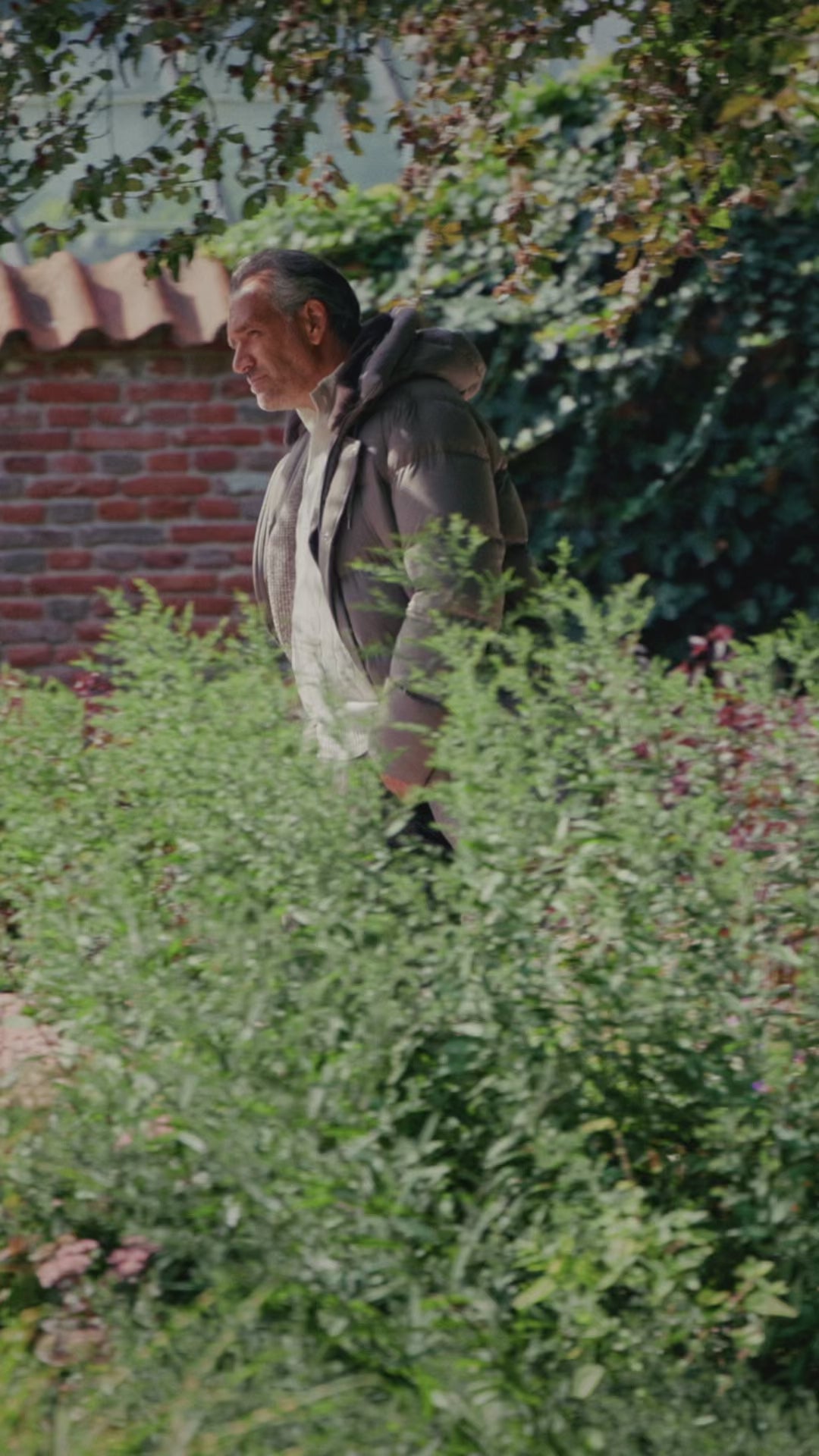 Outfit 04 – Beige Herno donsmantel met crème Gran Sasso kabeltrui en Jacob Cohën corduroy – video