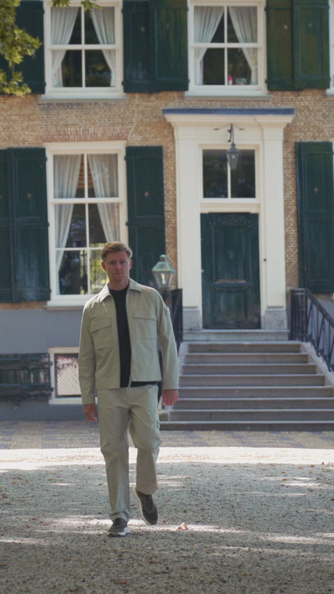 Outfit 09 – Beige Stone Island Ghost overshirt met grijze Stone Island trui en Hogan sneakers – video