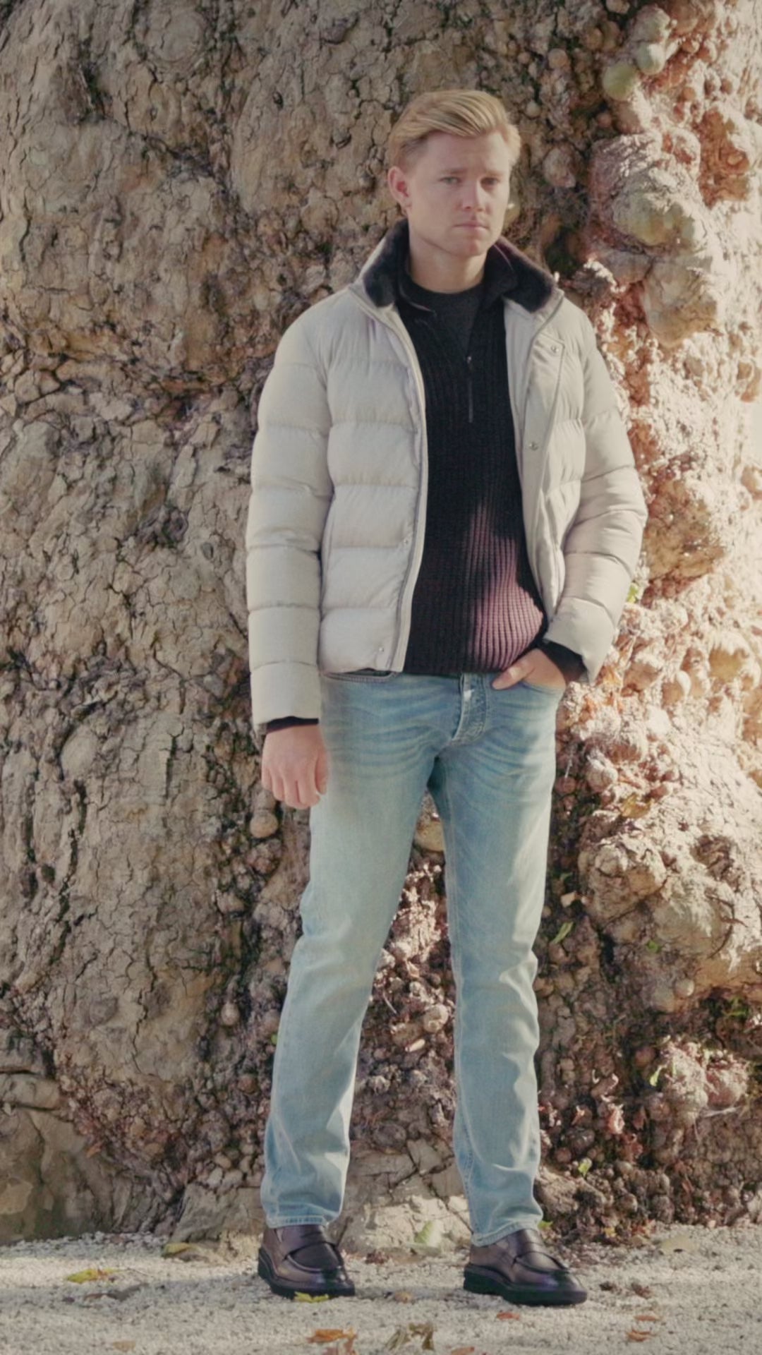 Outfit 03 – Lichtgrijs Herno donsjack met bordeaux Genti trui en Denham jeans – video